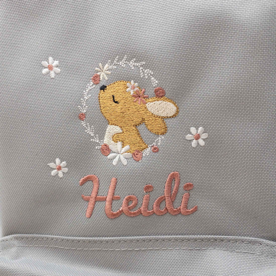 Kinderrucksack personalisiert mit Name und Hase im Blumenkranz bestickt