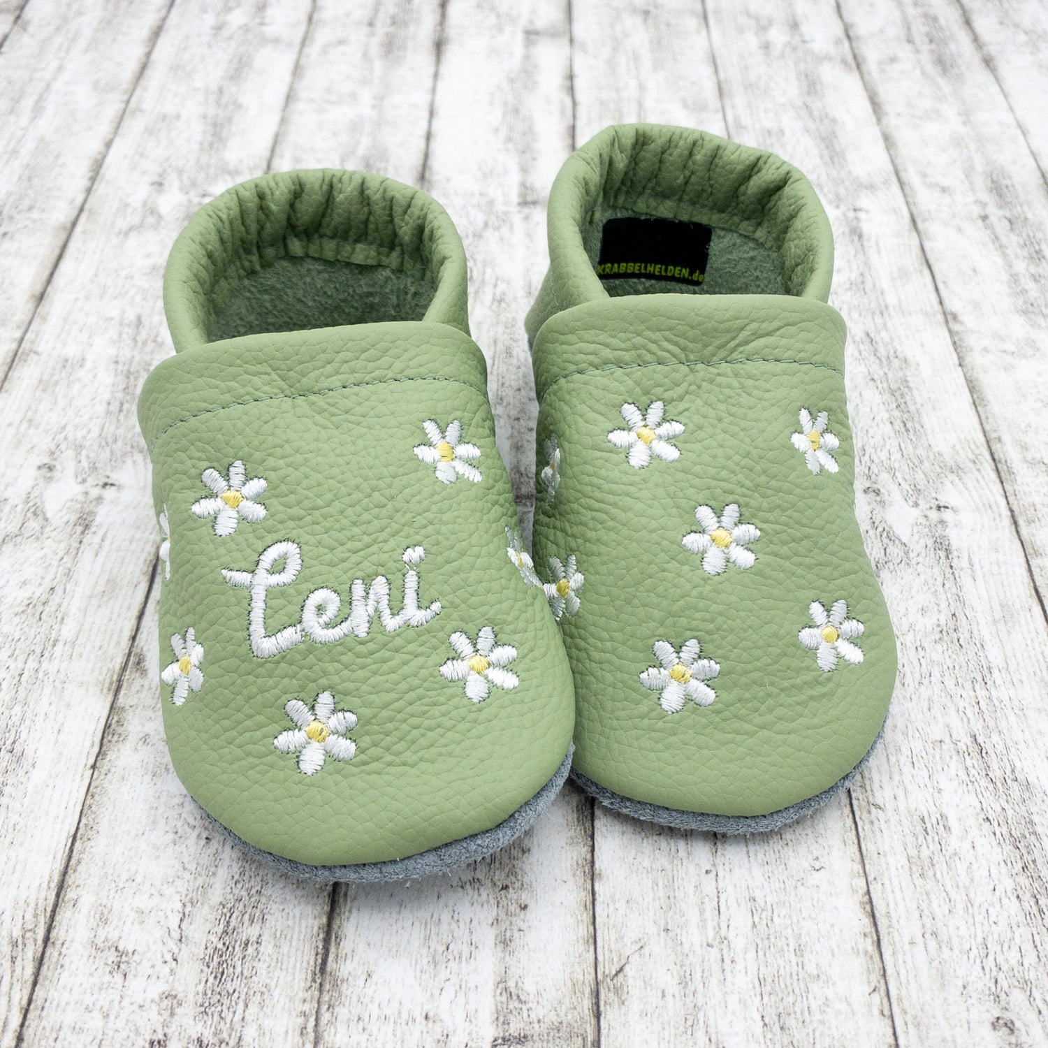 Personalisierte Krabbelschuhe mit Blumen in dustygreen und Namen bestickt aus Echtleder