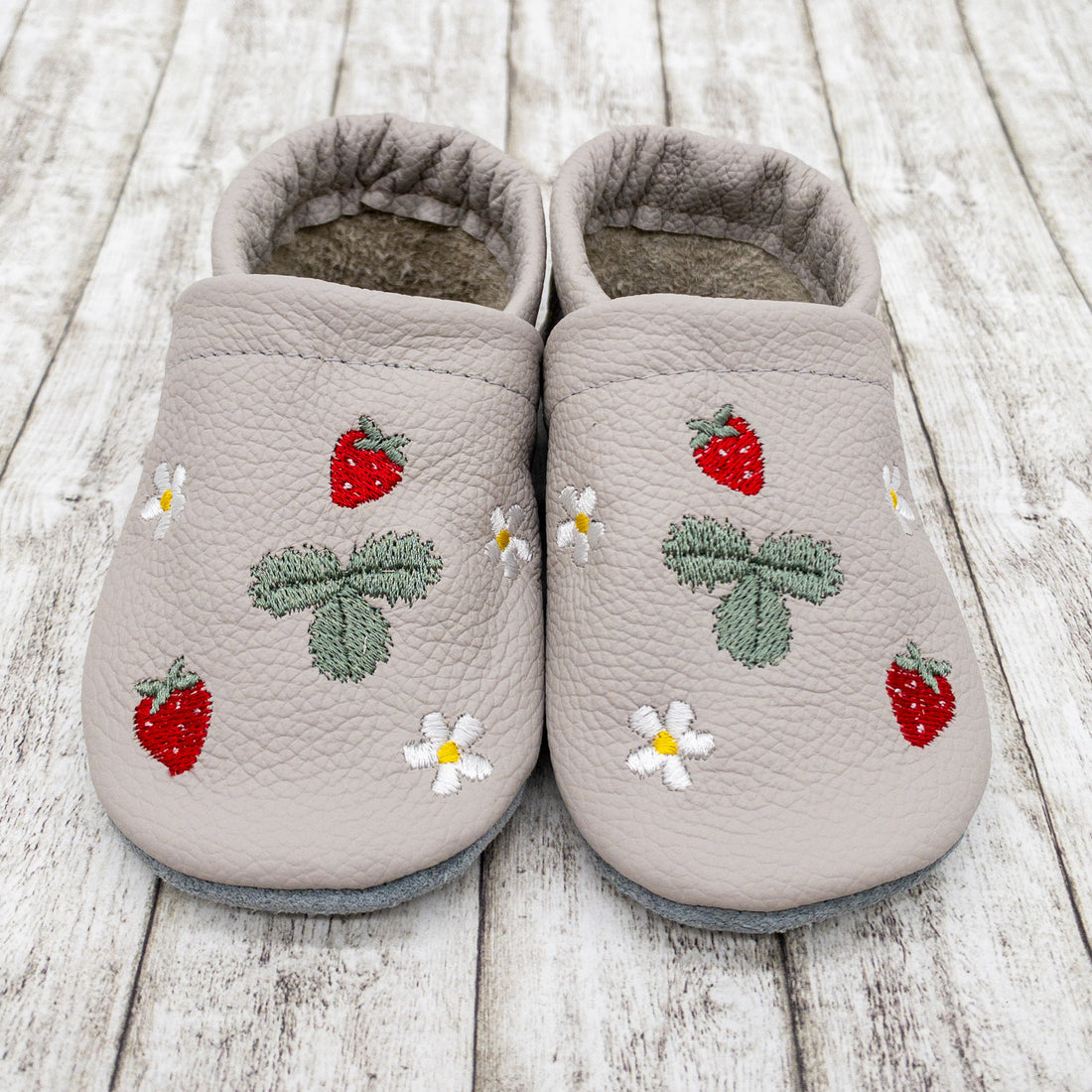 Krabbelschuhe in hellgrau mit Erdbeeren und Namen bestickt aus Echtleder personalisiert