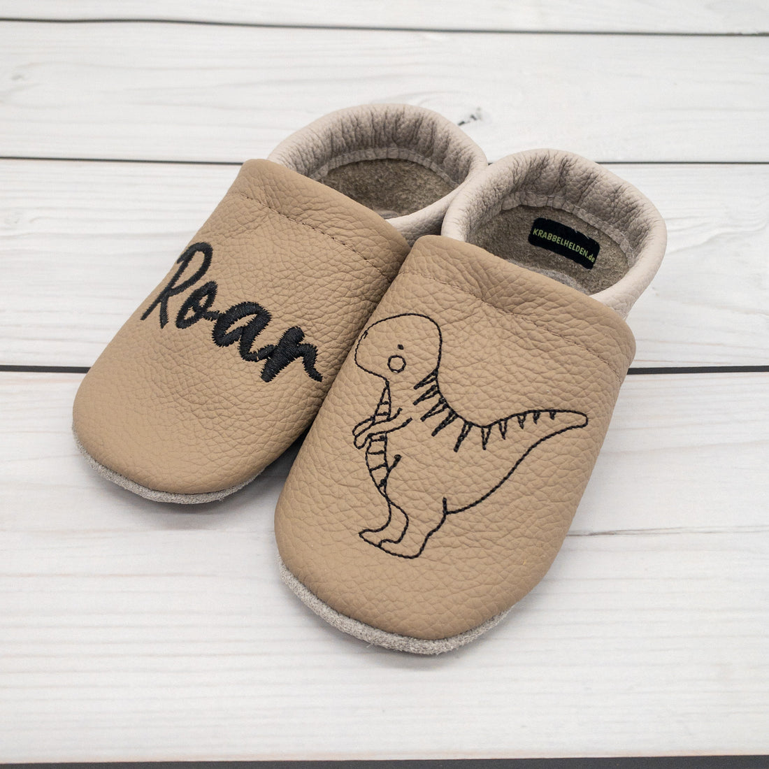 Krabbelschuhe mit Dino und Name bestickt aus Echtleder