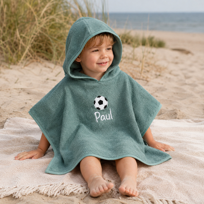 Badeponcho mit Name und Fußball bestickt – Personalisierter Kinderponcho für kleine Fußballfans