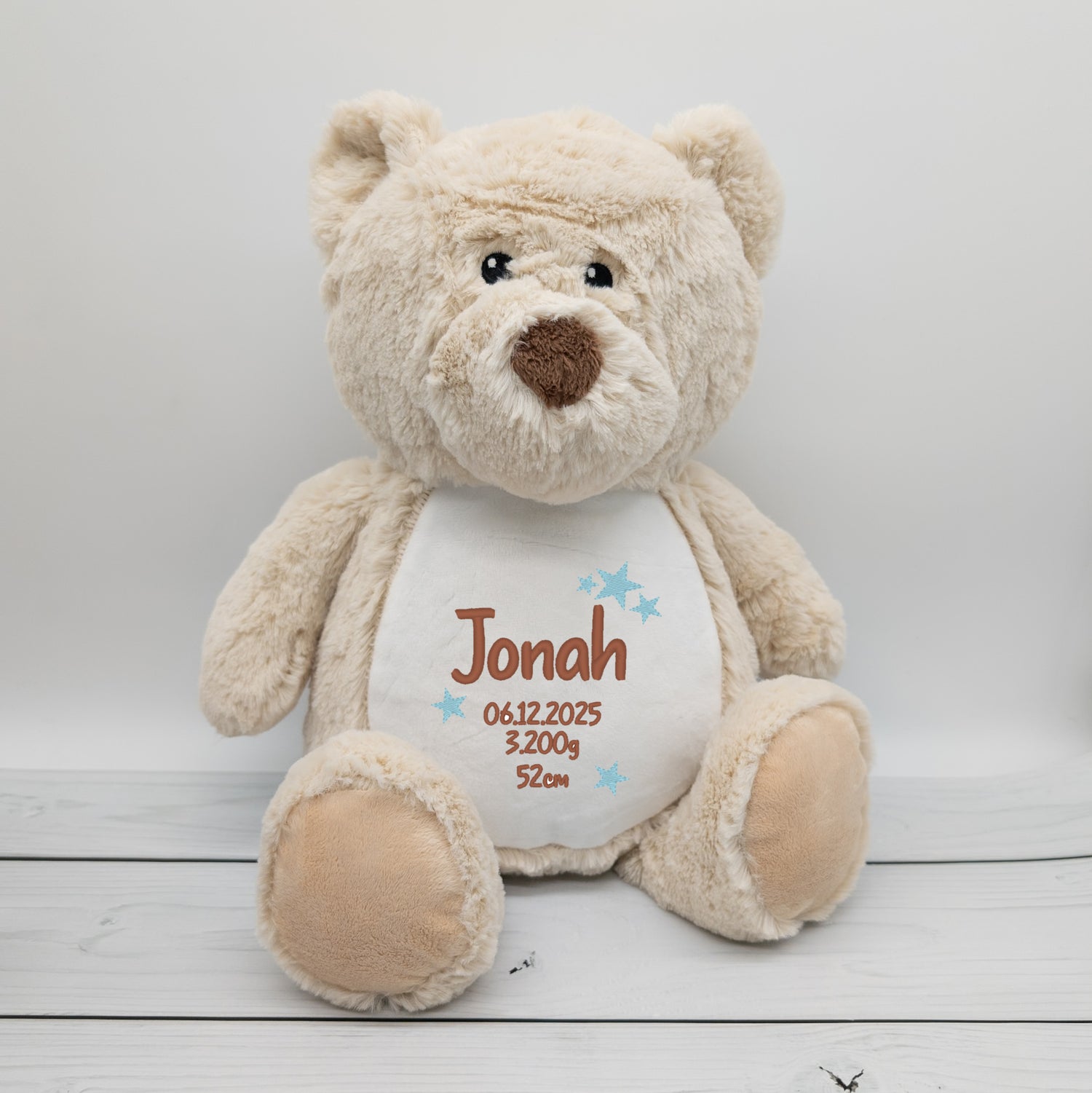 Teddybär mit Name und Geburtsdaten bestickt
