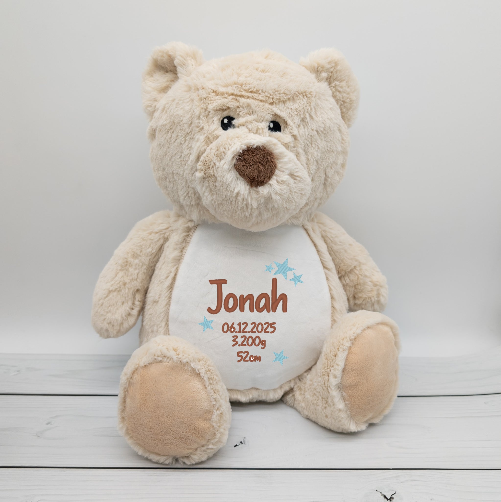 Teddybär mit Name und Geburtsdaten bestickt