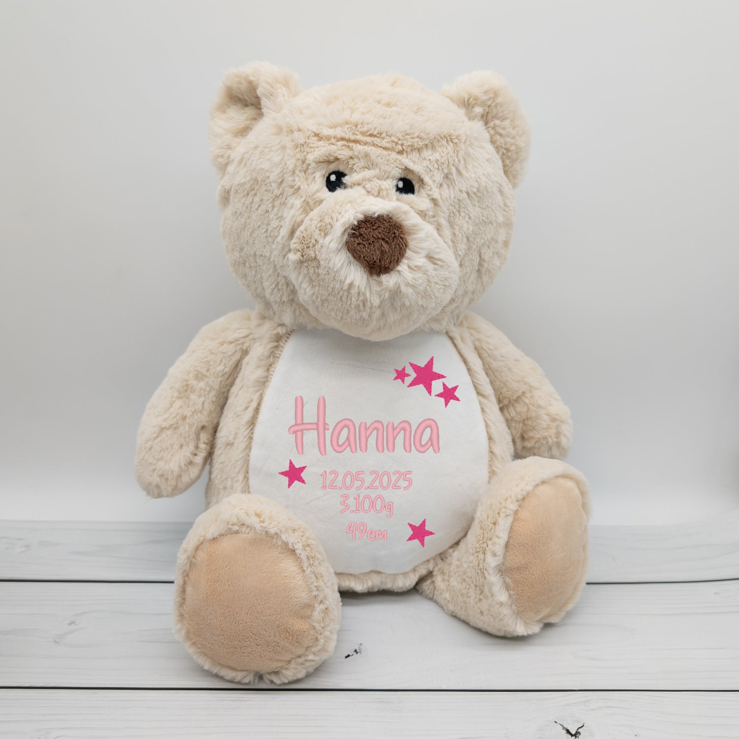 Teddybär mit Name und Geburtsdaten in rosa bestickt