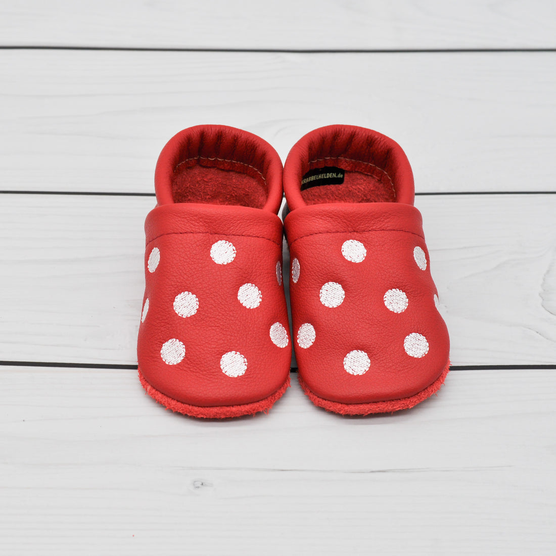 Krabbelschuhe in rot mit weißen Punkten