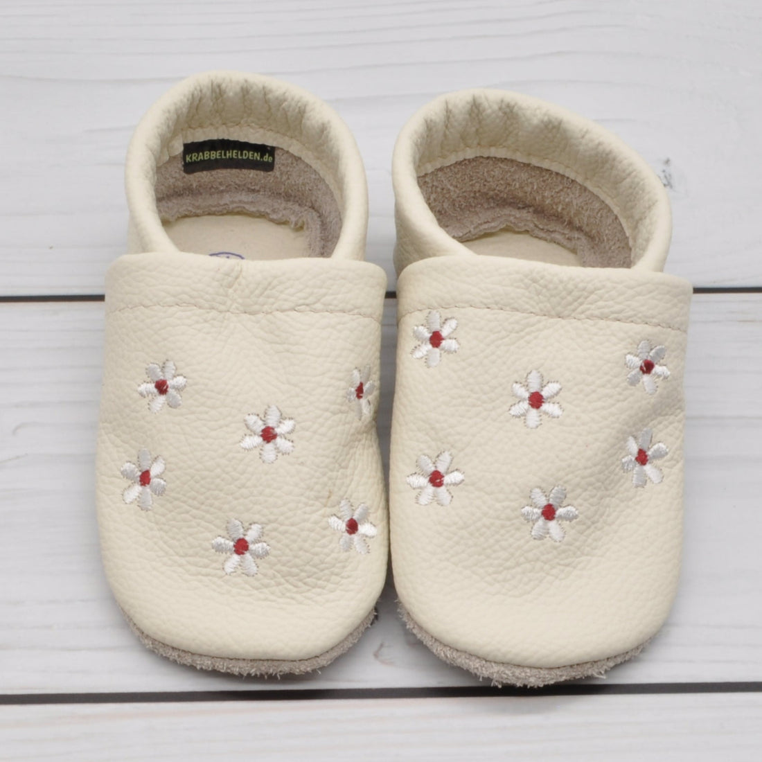 Krabbelschuhe in beige mit weißen Blumen mit roter Mitte in Größe 21