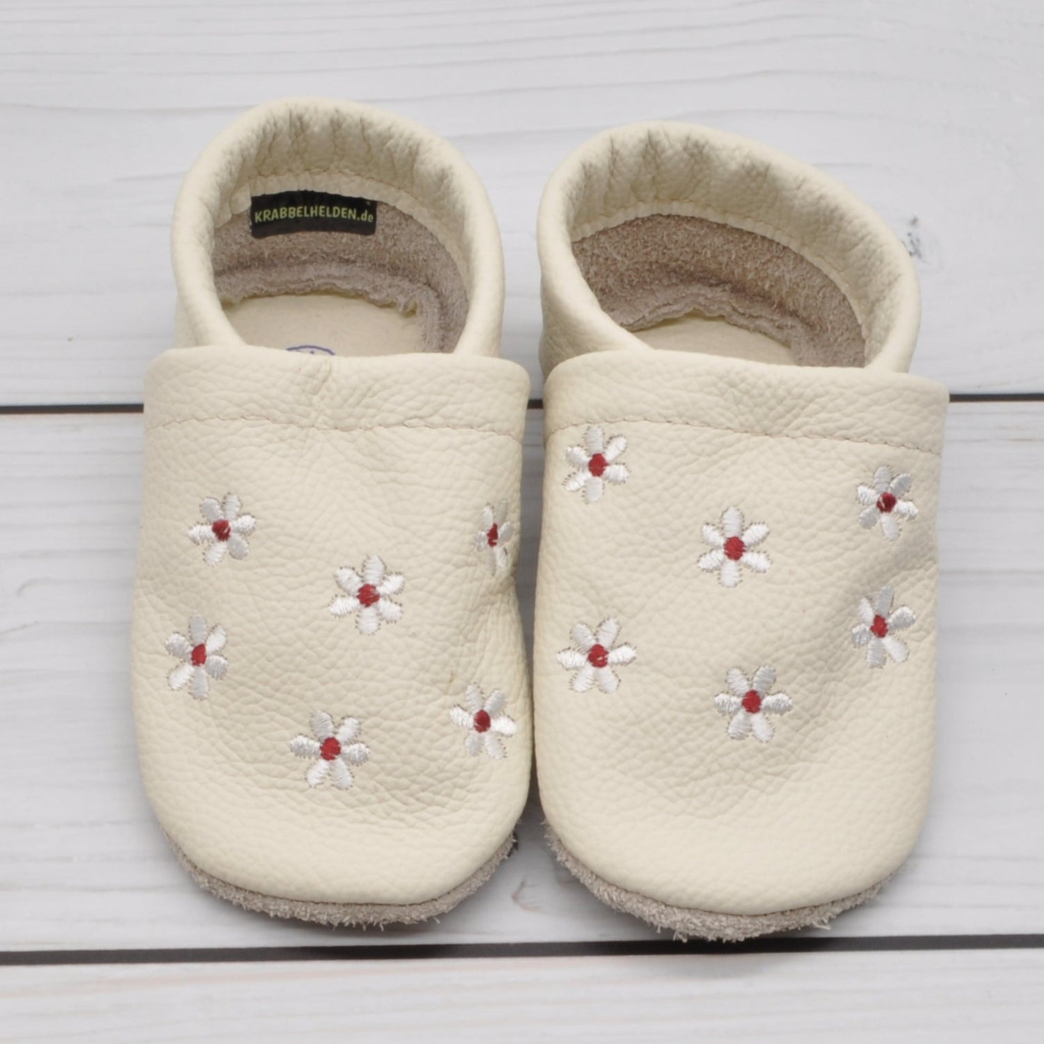 Krabbelschuhe in beige mit weißen Blumen mit roter Mitte in Größe 21