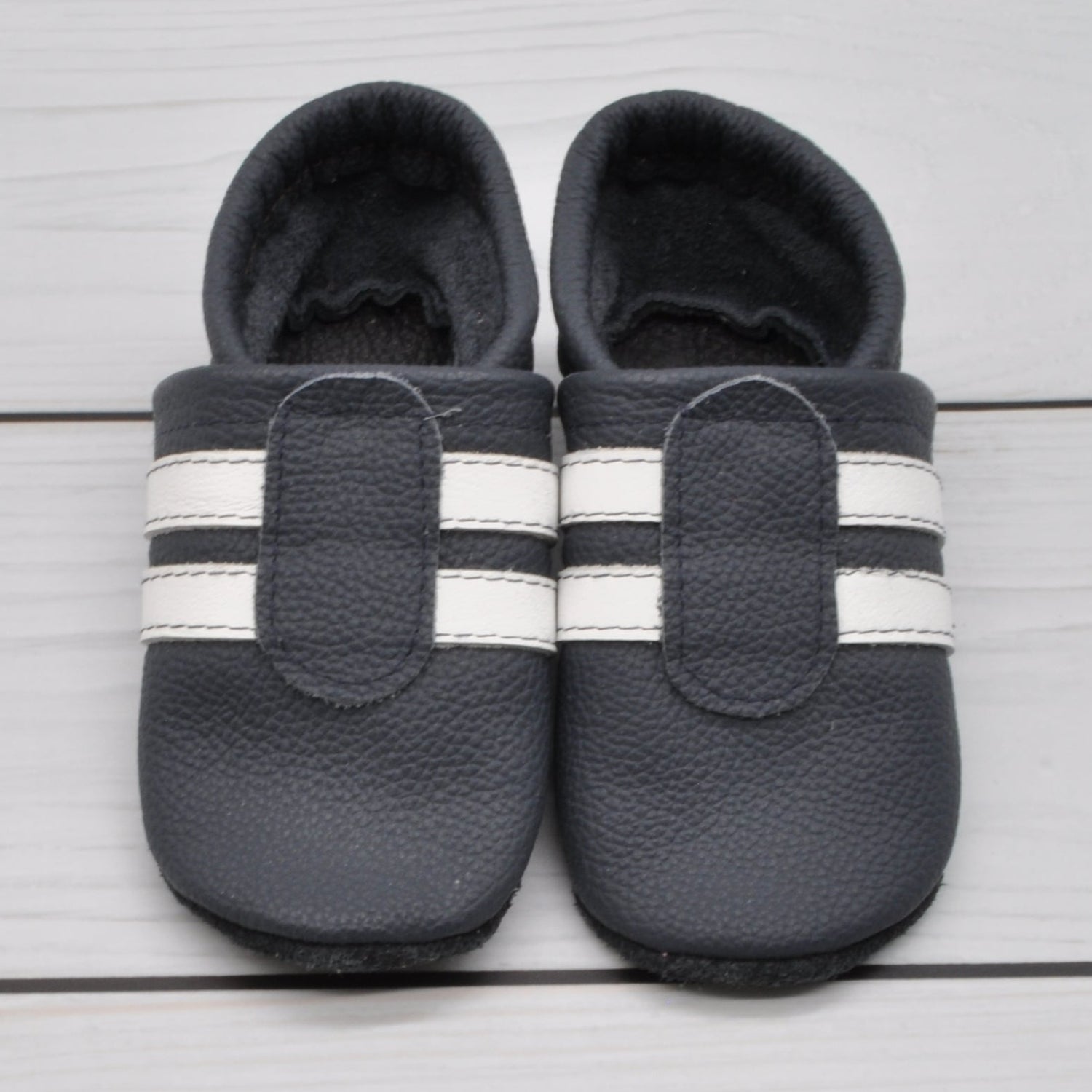 Krabbelschuhe in blau mit weißen Streifen in Größe 21