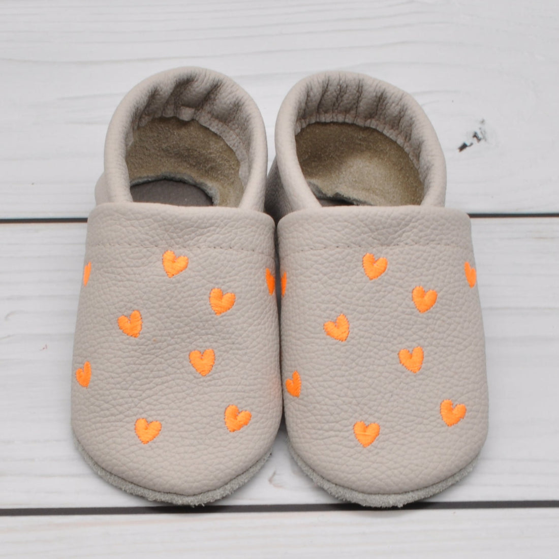 Krabbelschuhe in hellgrau mit Herzen in neonorange in Größe 20