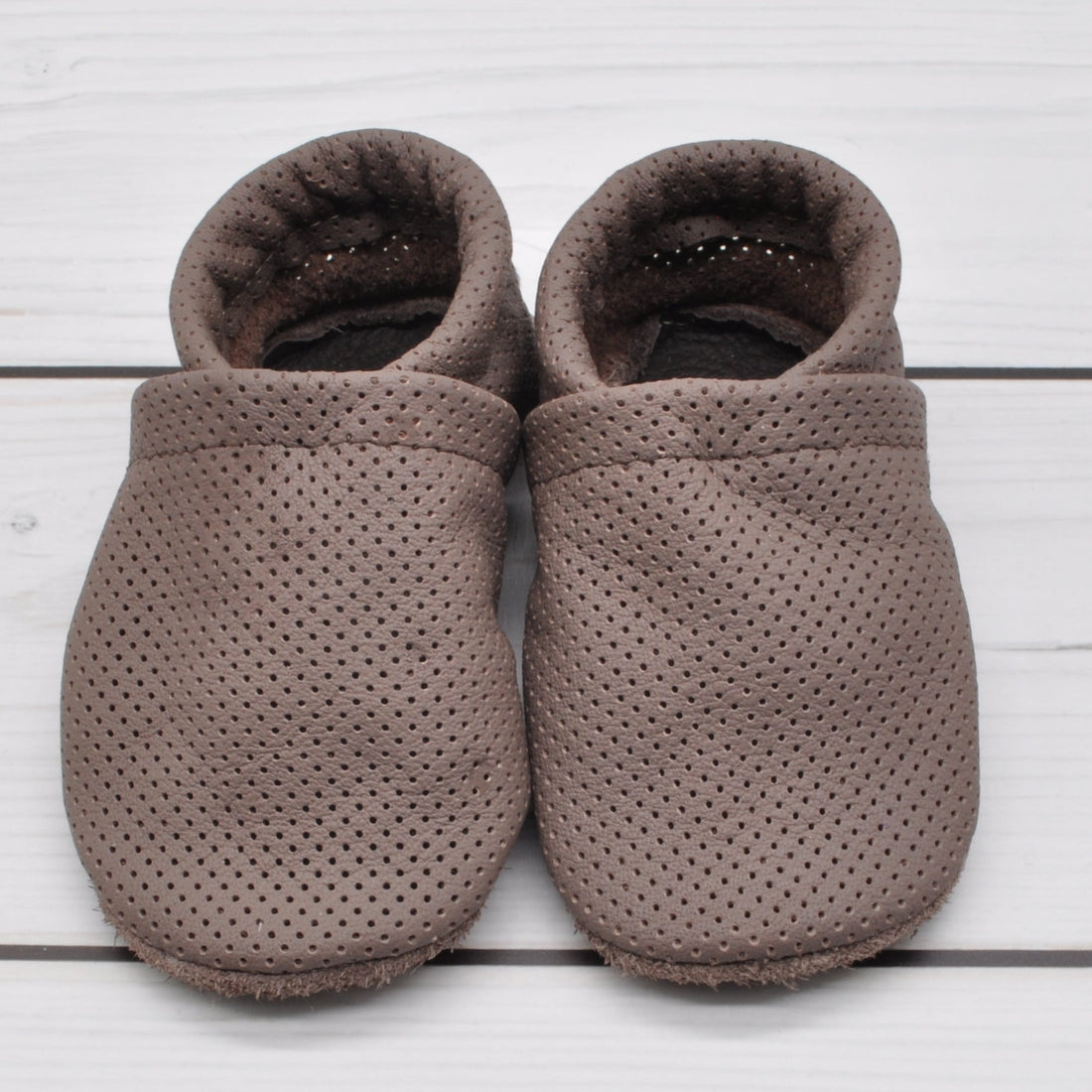 Krabbelschuhe in luftigem dunkelbraunem Lochleder in Größe 20
