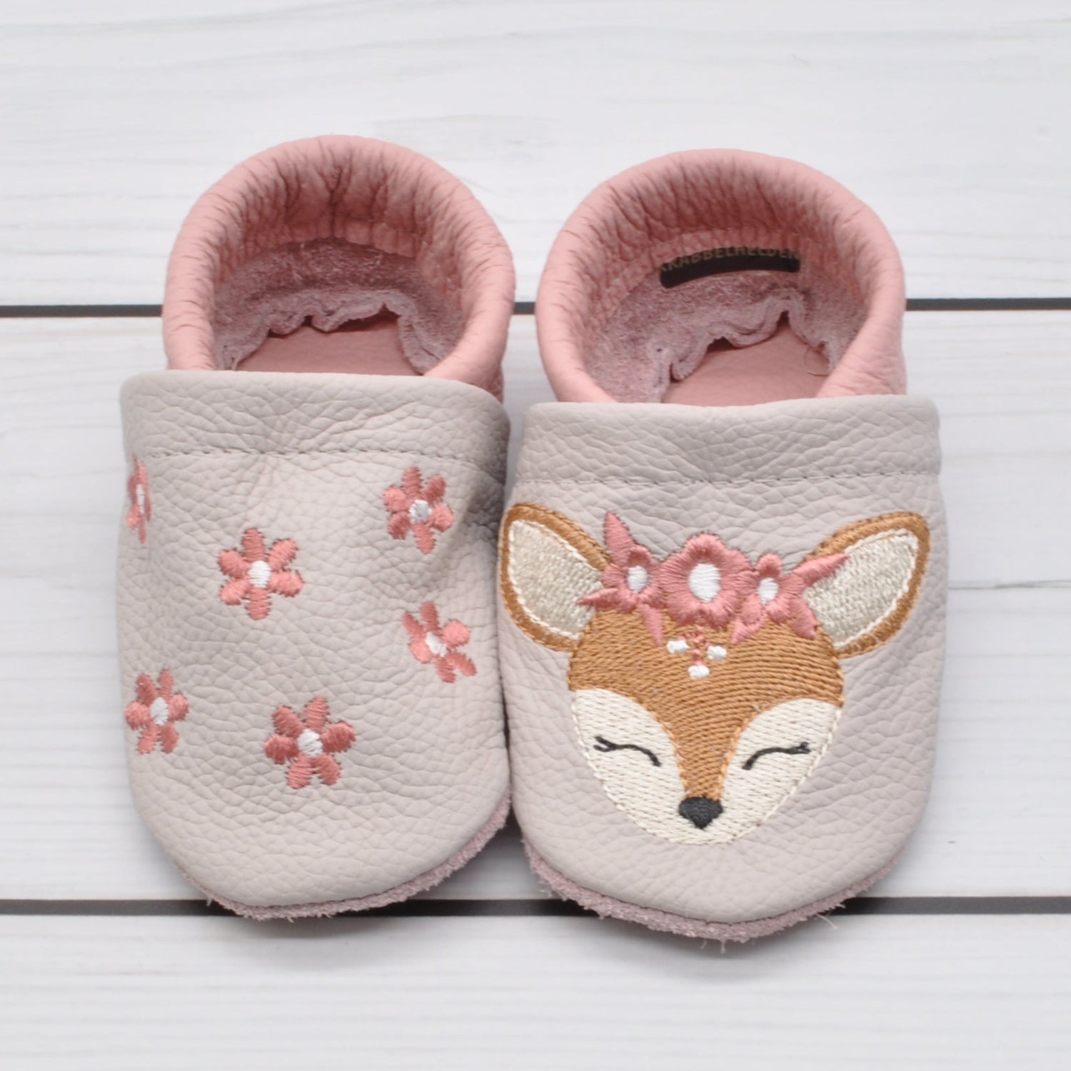 Krabbelschuhe in hellgrau und  rosa mit rosa Blumen und Reh in Größe 18