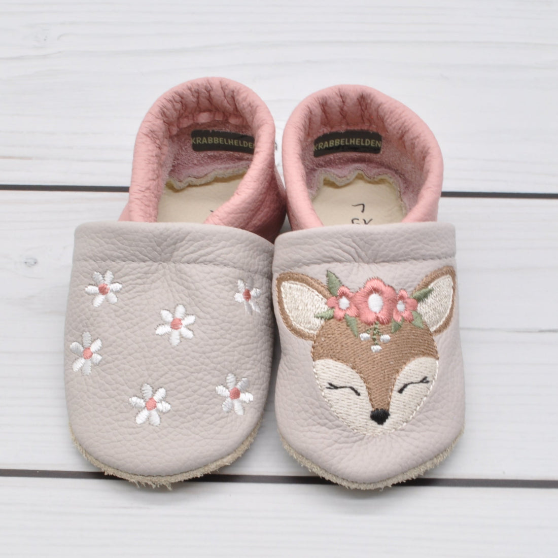 Krabbelschuhe in hellgrau und rosa mit Reh und Blumen in Größe 19