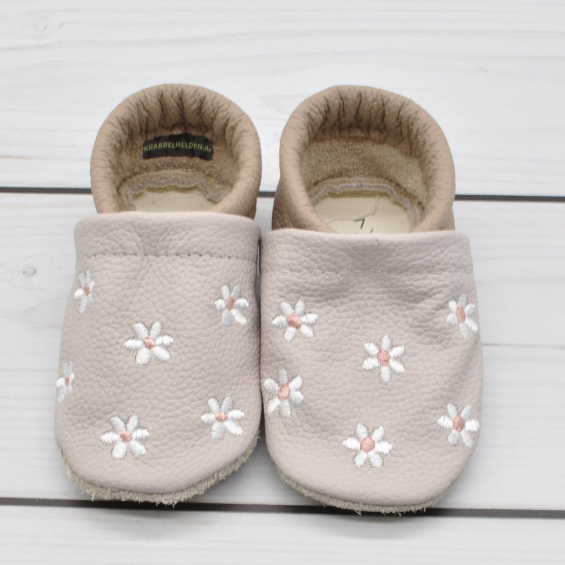 Krabbelschuhe in hellgrau und camel mit weißen Blumen in Größe 18