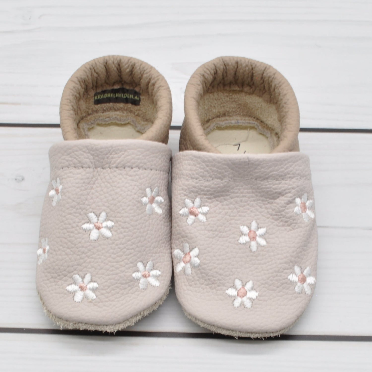 Krabbelschuhe in hellgrau und camel mit weißen Blumen in Größe 18