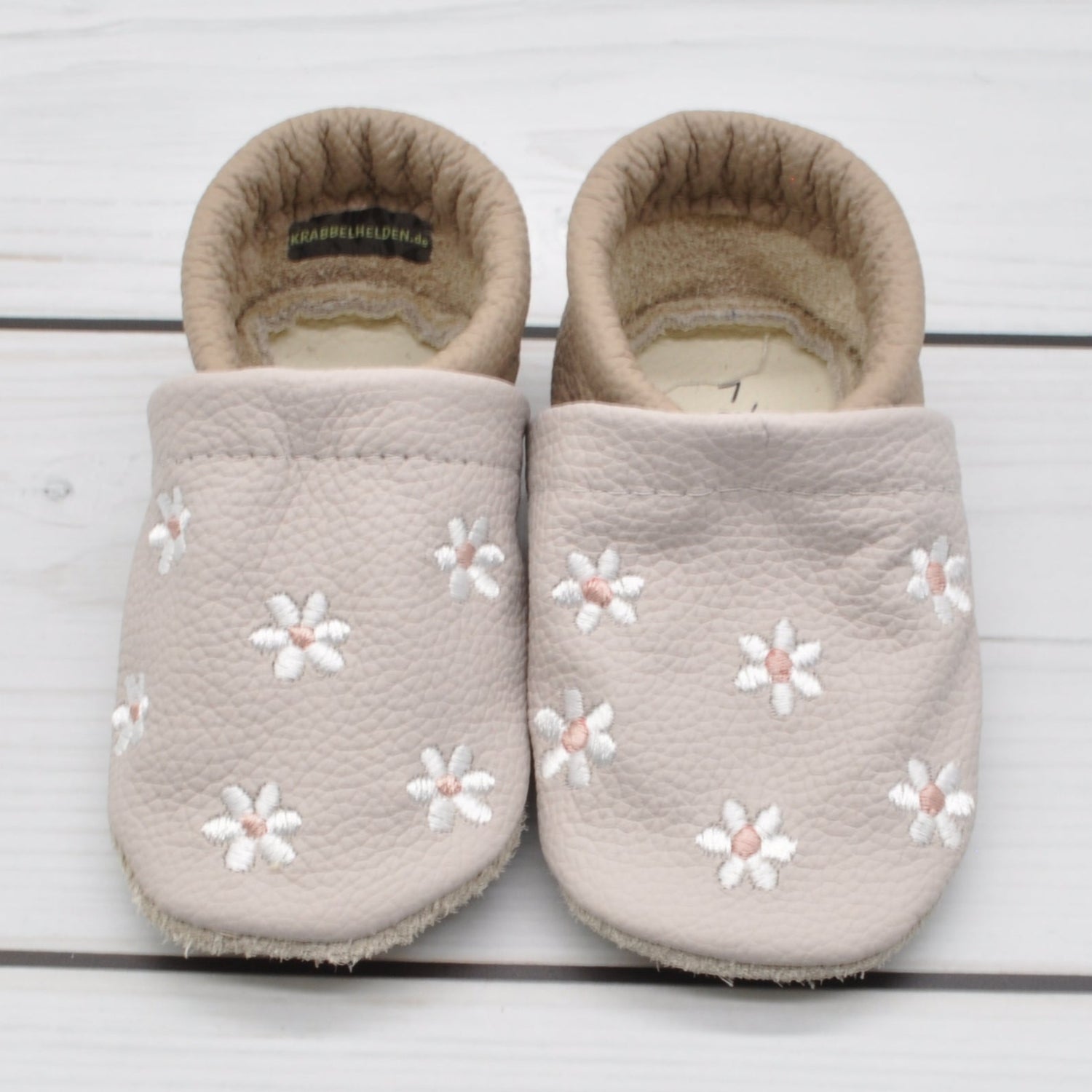 Krabbelschuhe in hellgrau und camel weißen Blumen in Größe 22