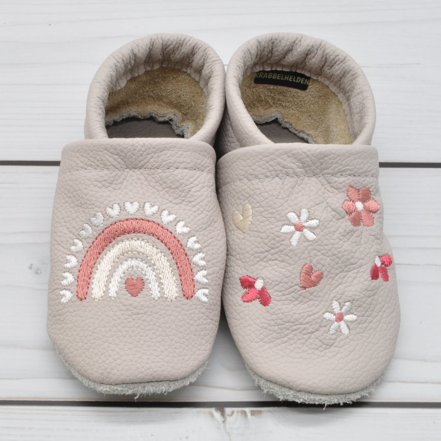 Krabbelschuhe in hellgrau mit Blumen und Regenbogen in Größe 22