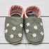 Krabbelschuhe in oliv und rosa mit  weißen Blumen in Größe 20