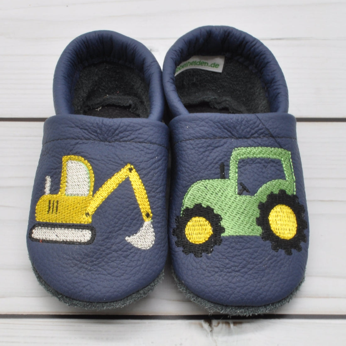 Krabbelschuhe in blau mit Bagger und Traktor in Größe 20