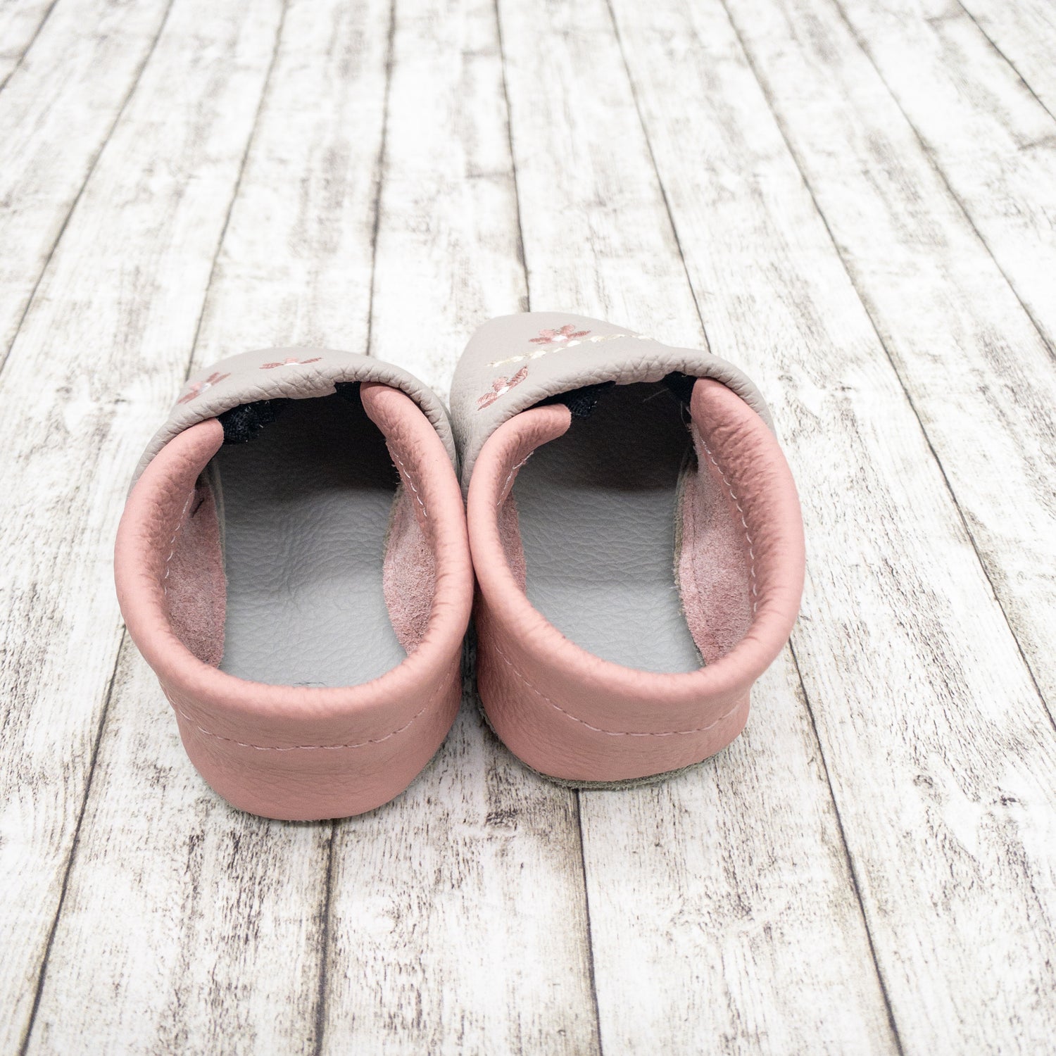 Krabbelschuhe in hellgrau mit rosa Blumen und Namen bestickt aus Echtleder