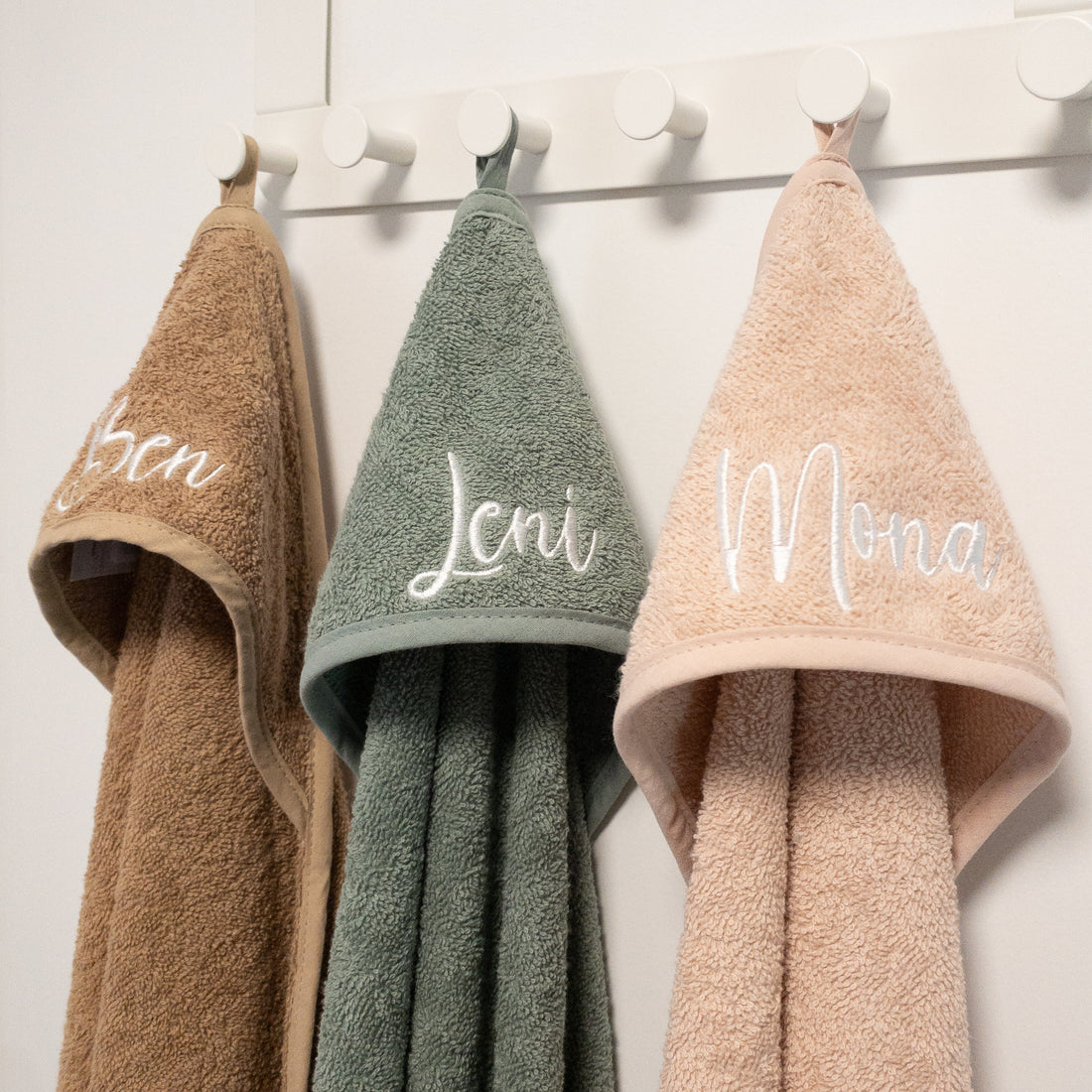 Kapuzenhandtuch bestickt mit Name - 3 Farben  100x100cm personalisiert