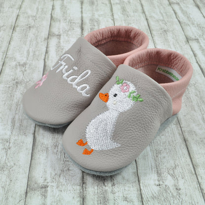 Krabbelschuhe mit Gans mit Blumenkranz und Personalisierung aus Echtleder