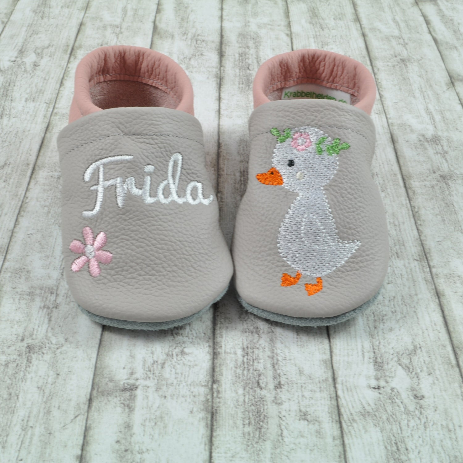 Krabbelschuhe mit Gans mit Blumenkranz und Personalisierung aus Echtleder