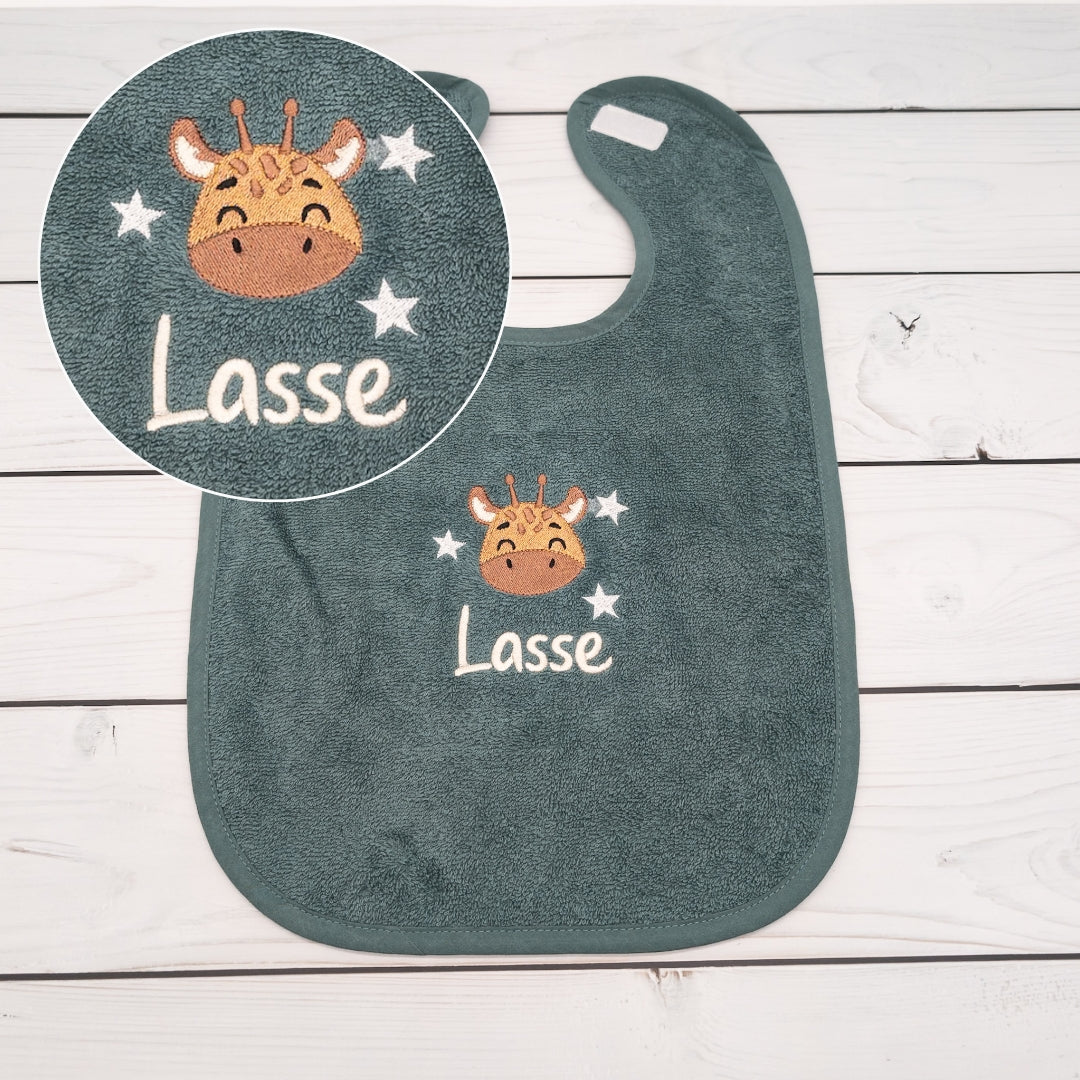 Lätzchen aus Frottee in beere mit Giraffe und Name personalisiert