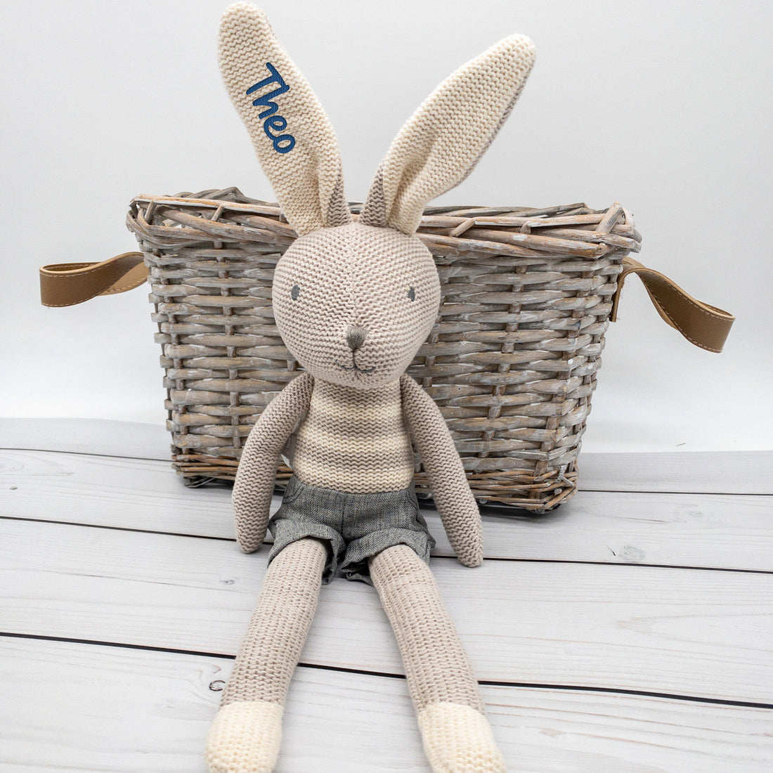 Schmusetier Hase Kuscheltier Latzhose bestickt mit Name personalisiert