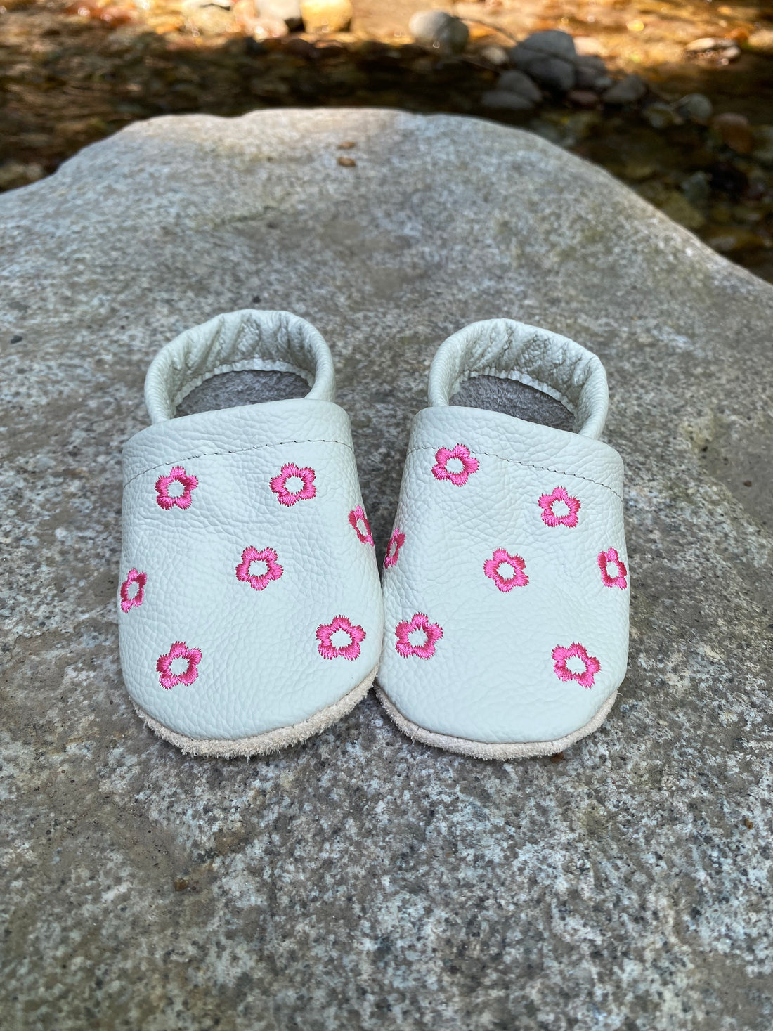 Krabbelschuhe in beige mit neonpinken Blumen aus Echtleder