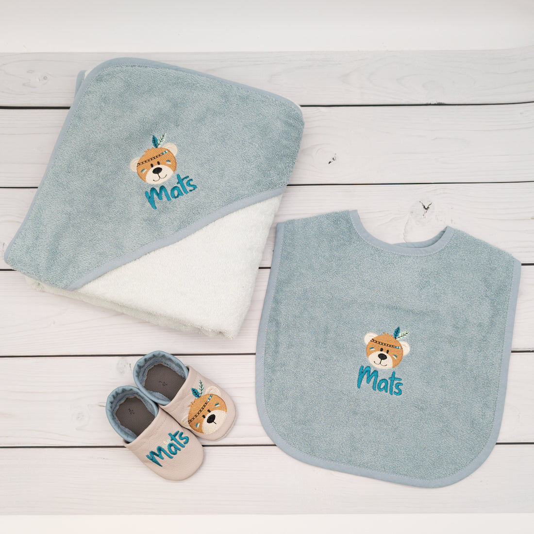 Geschenk-Set Bär inkl. Geschenkverpackung - Kapuzenhandtuch, Lätzchen und Krabbelschuhe mit Namen