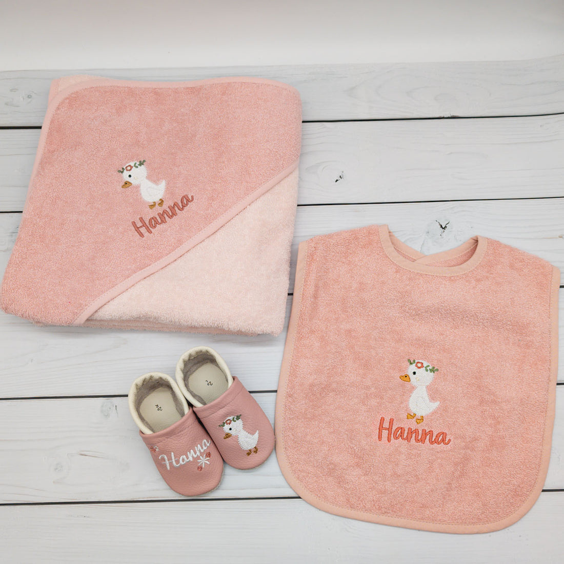 Geschenk-Set Gans in rosa inkl. Verpackung - Kapuzenhandtuch, Lätzchen und Krabbelschuhe mit Namen