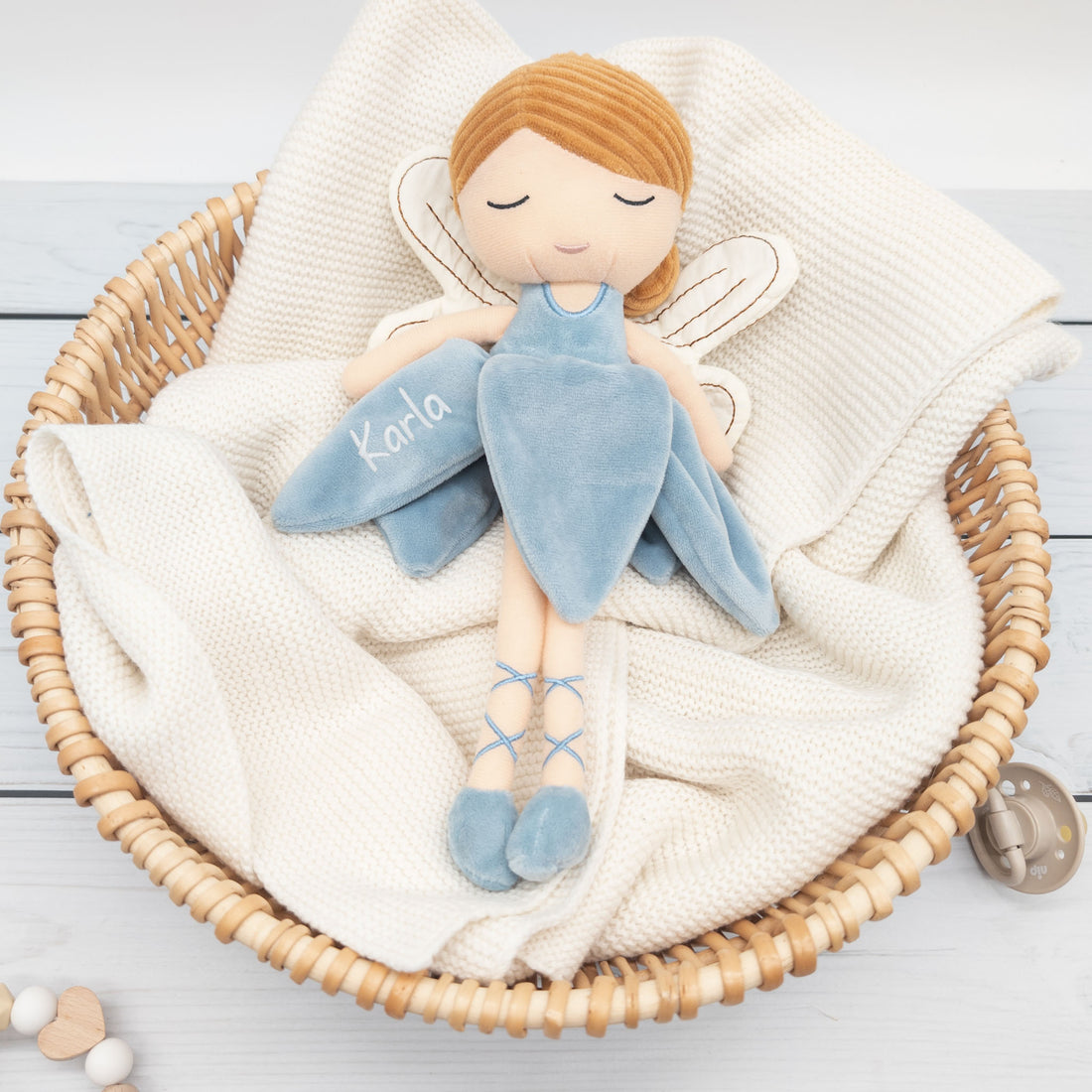 Personalisierte Fee blonde Haare im Blütenkleid - zauberhaft mit Namen bestickt