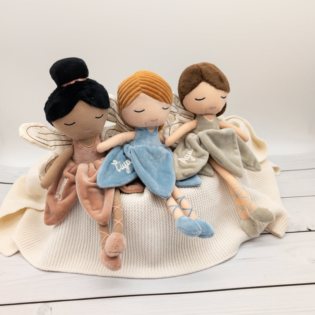 Personalisierte Stoffpuppe - Fee im Blütenkleid - zauberhafte Puppe mit Namen bestickt