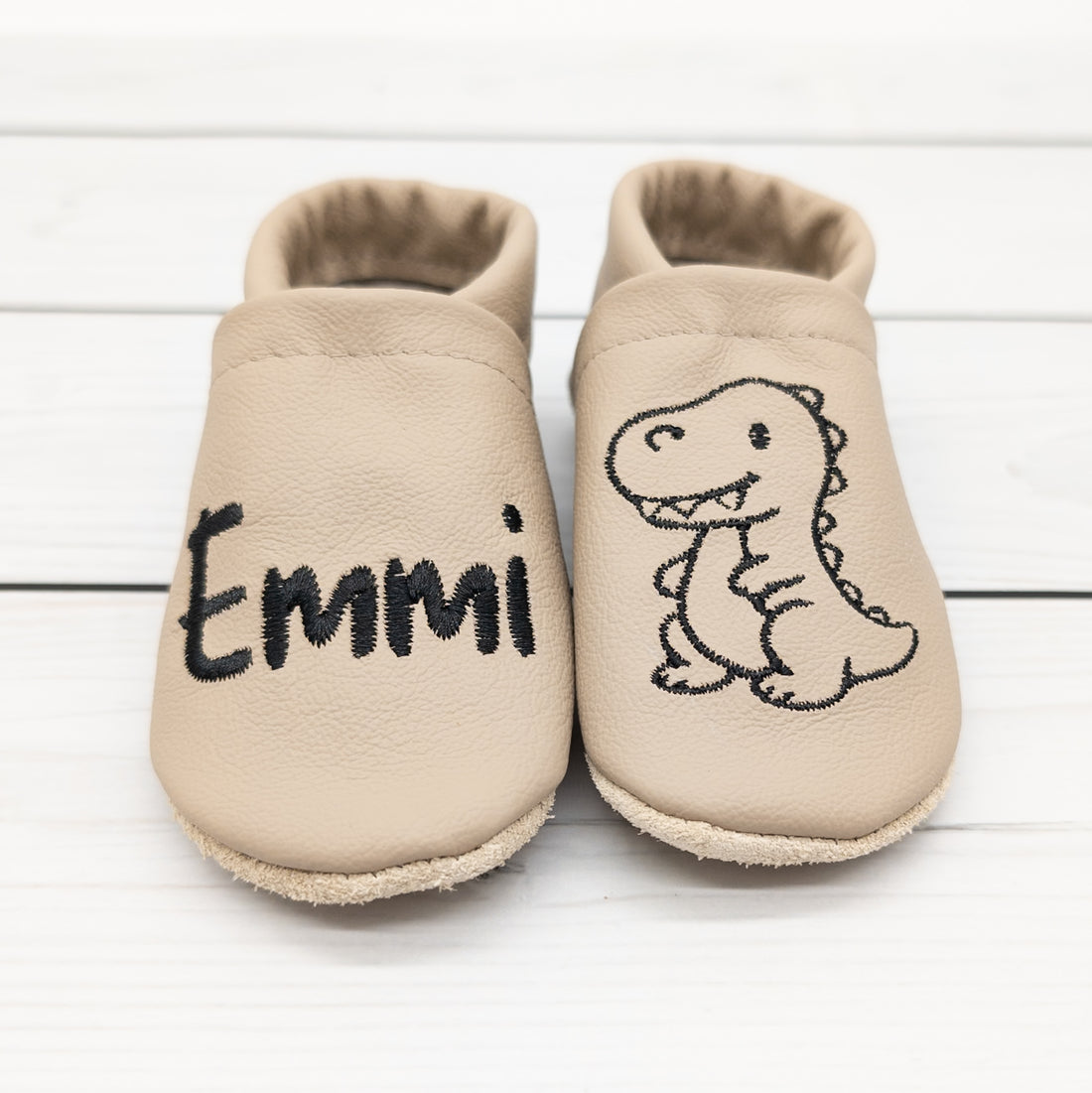 Krabbelschuhe mit Dino und Name bestickt aus Echtleder