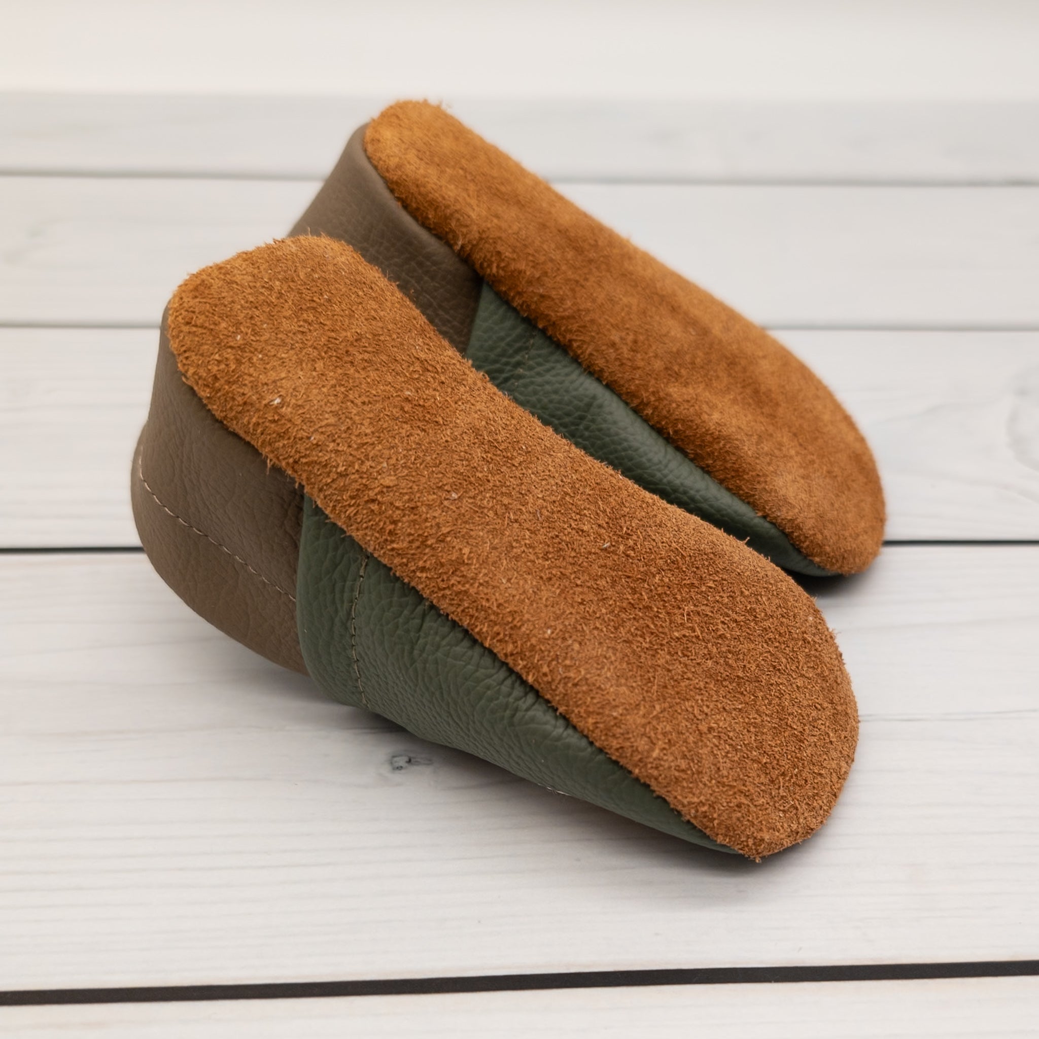 Krabbelschuhe von Krabbelhelden in grün und braun mit Bär und Federschmuck und Name bestickt.