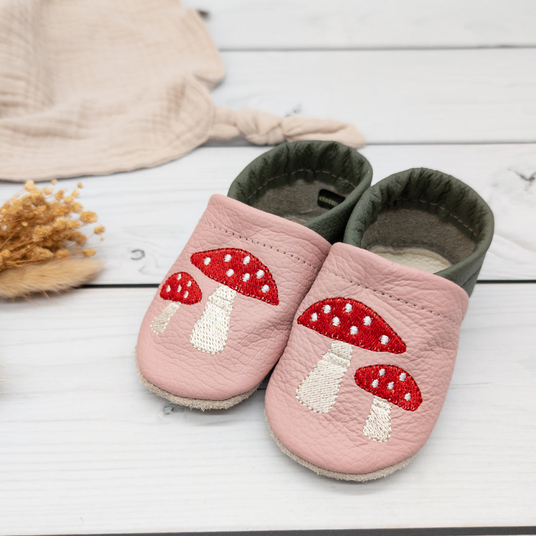 Krabbelschuhe in rosa und grün mit Pilz für Emma in Größe 18