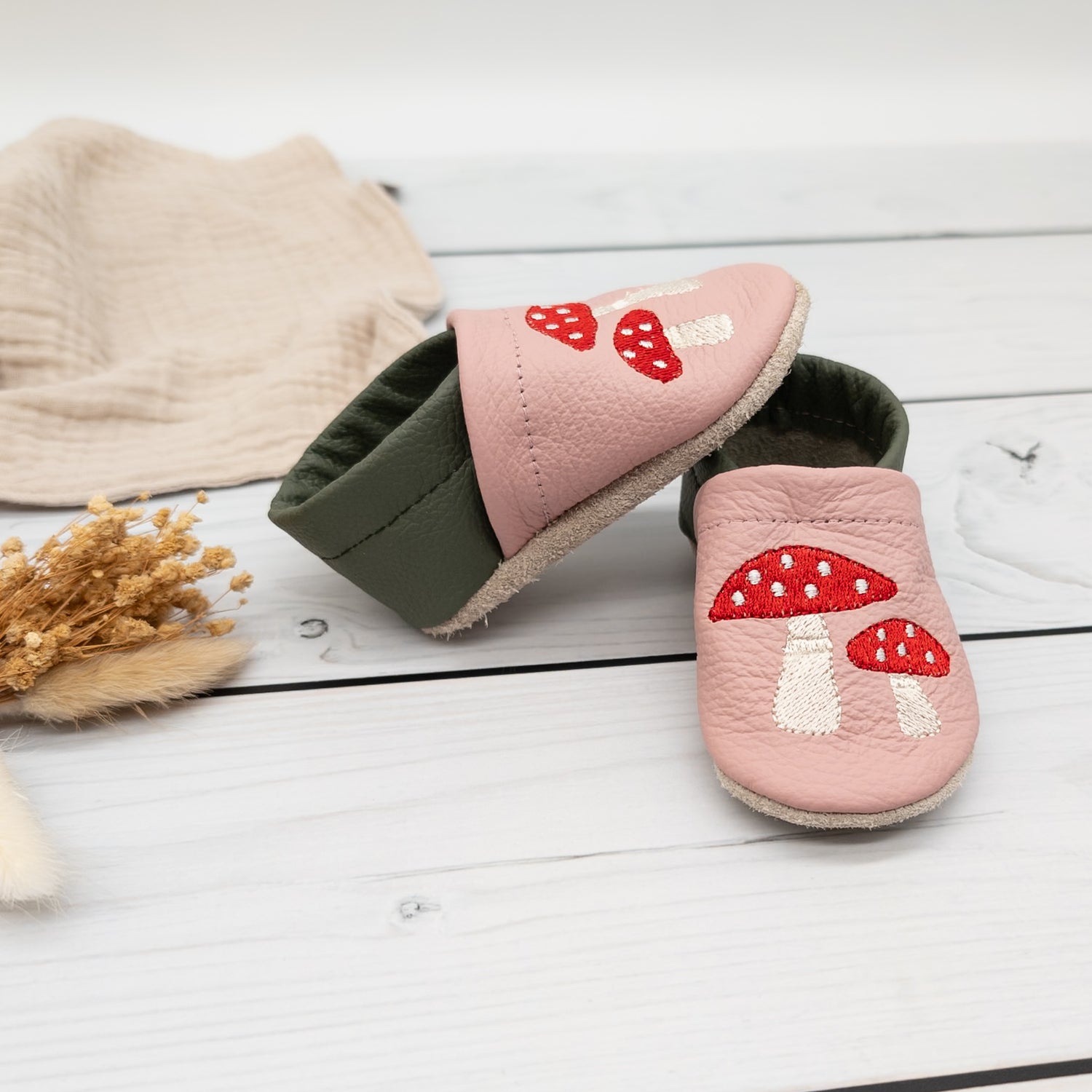 Krabbelschuhe in rosa und grün mit Pilz für Emma in Größe 18