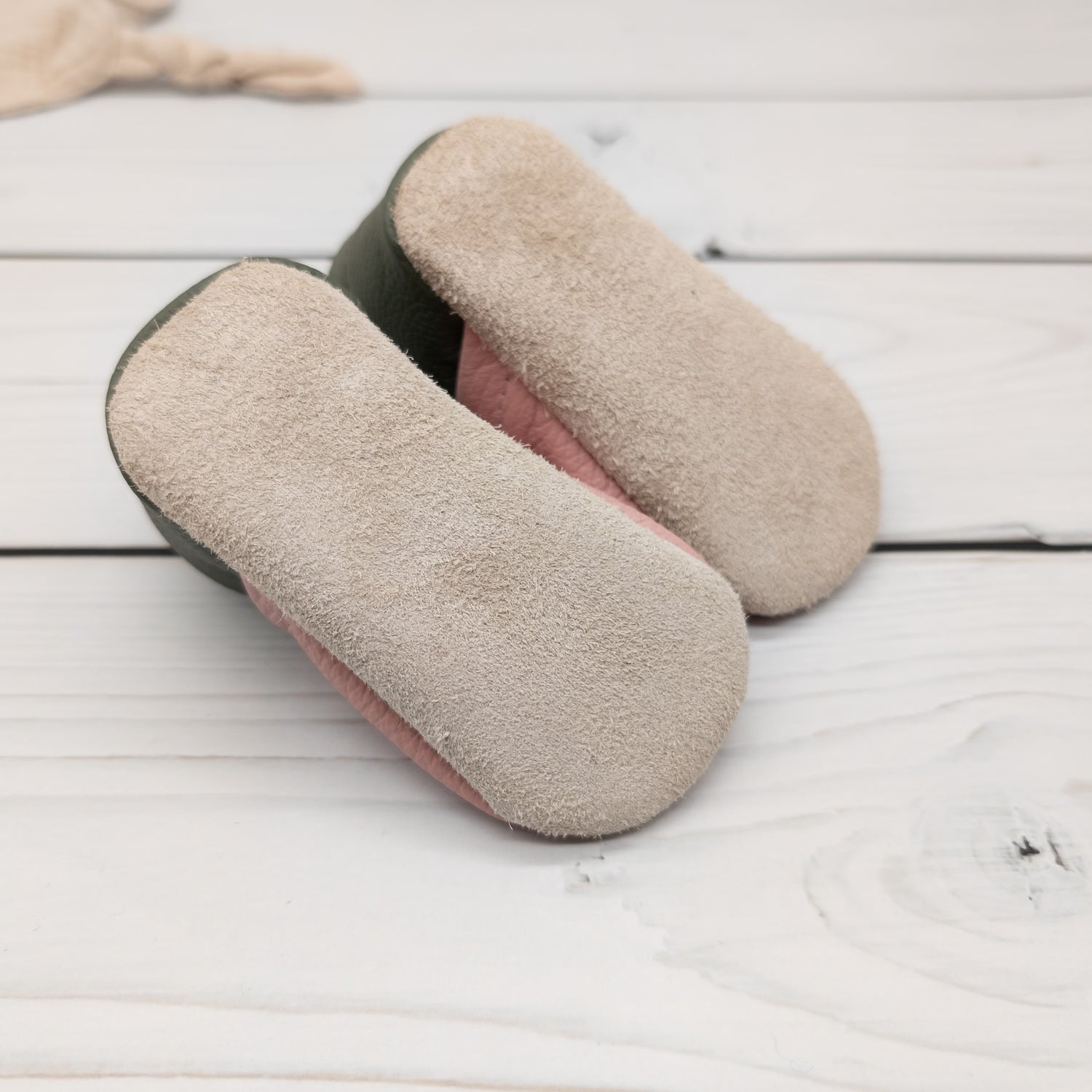 Krabbelschuhe in rosa und grün mit Pilz für Emma in Größe 18