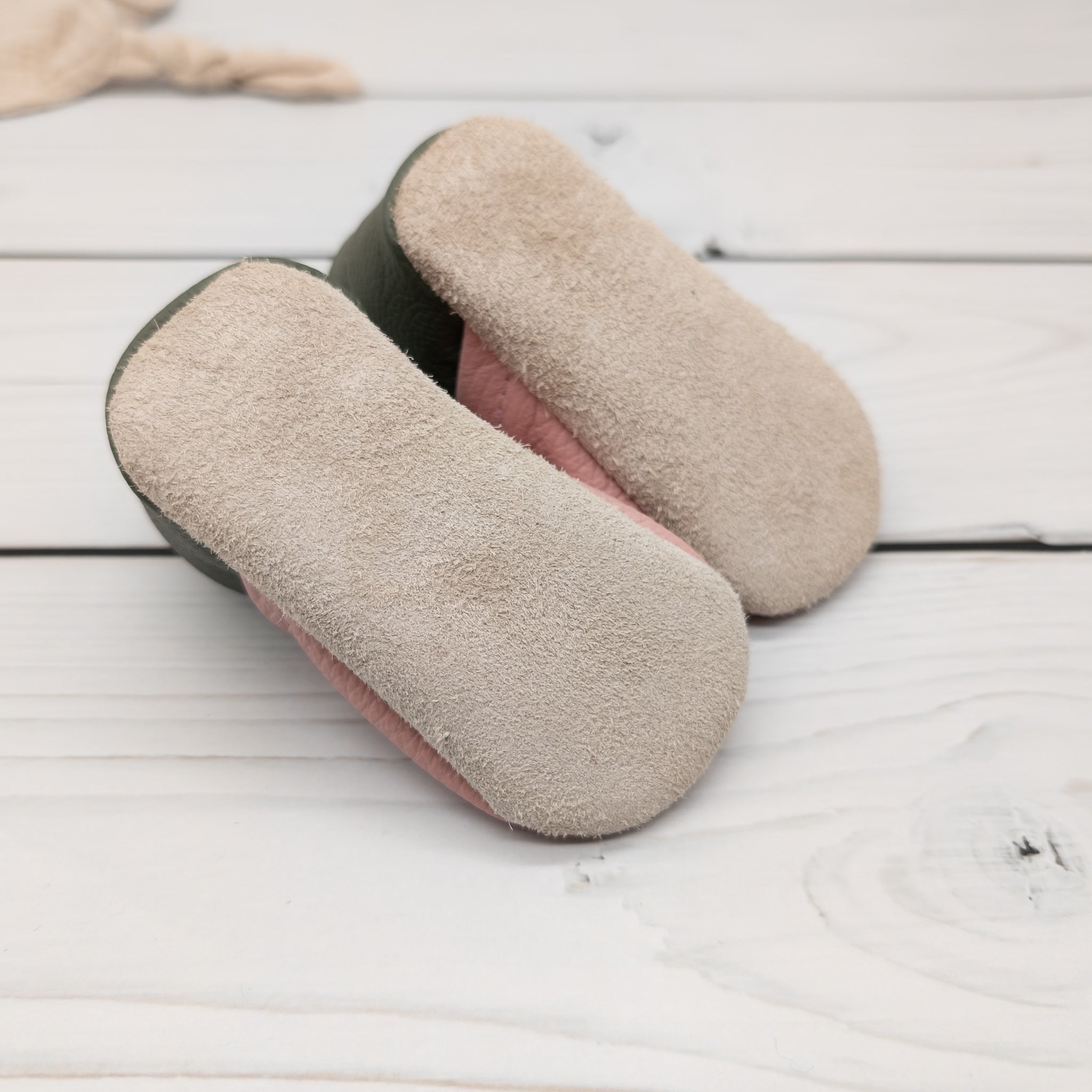 Krabbelschuhe in rosa und grün mit Pilz für Emma in Größe 18