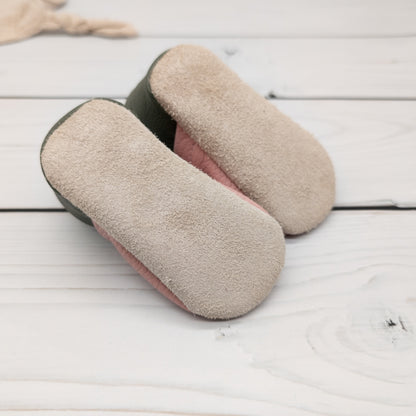 Krabbelschuhe in rosa und grün mit Pilz für Emma in Größe 18