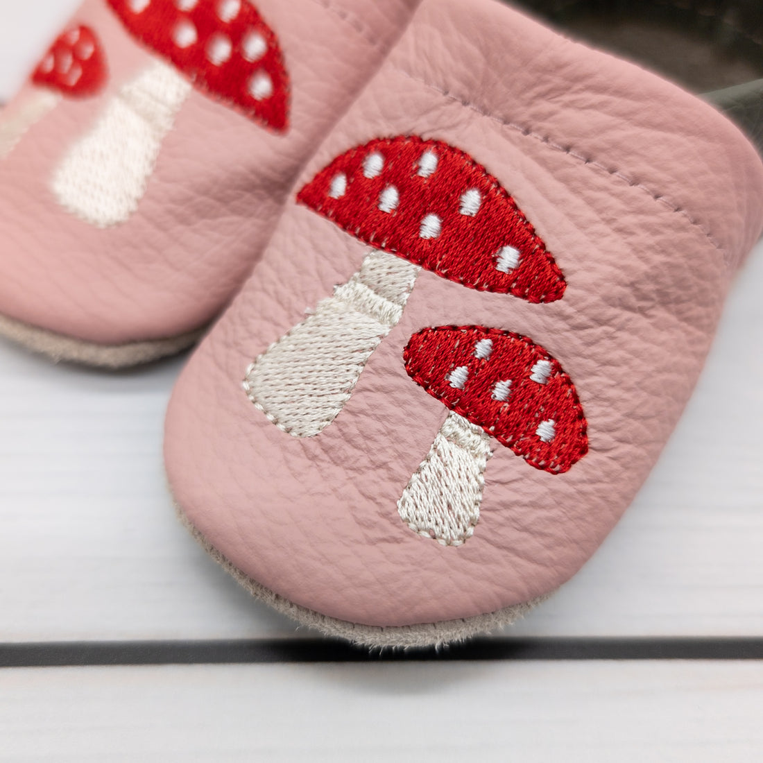 Krabbelschuhe in rosa und grün mit Pilz für Emma in Größe 18