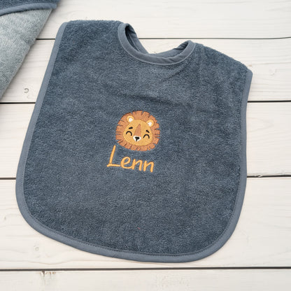 Geschenk-Set Löwe inkl. Geschenkverpackung - Kapuzenhandtuch, Lätzchen und Krabbelschuhe mit Namen (Kopie)