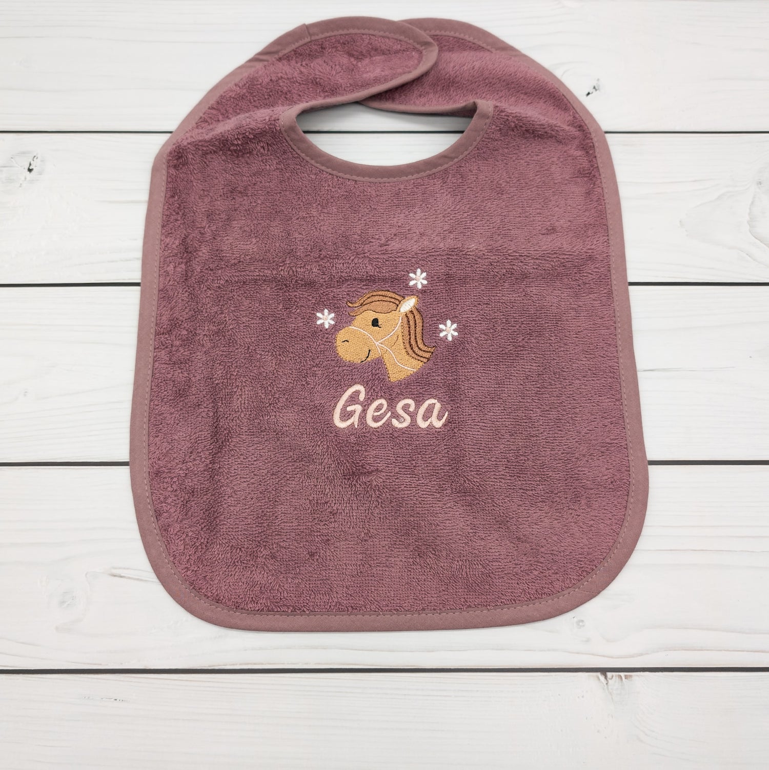 Lätzchen aus Frottee mit Pferd und Name personalisiert - praktisch und süß für jeden Tag