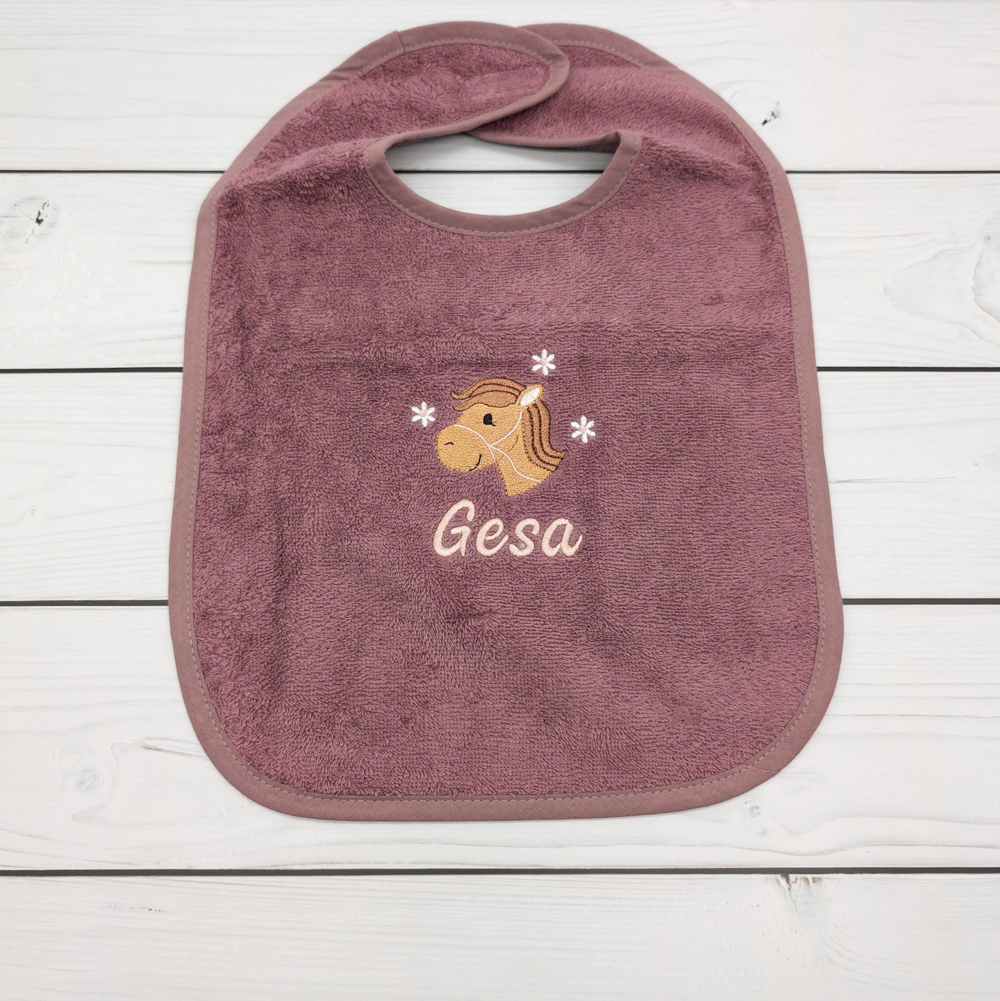 Lätzchen aus Frottee mit Pferd und Name personalisiert - praktisch und süß für jeden Tag