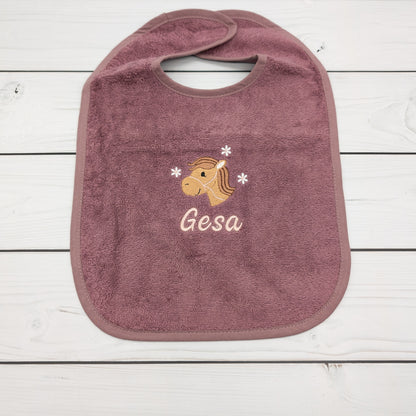 Lätzchen aus Frottee mit Pferd und Name personalisiert - praktisch und süß für jeden Tag