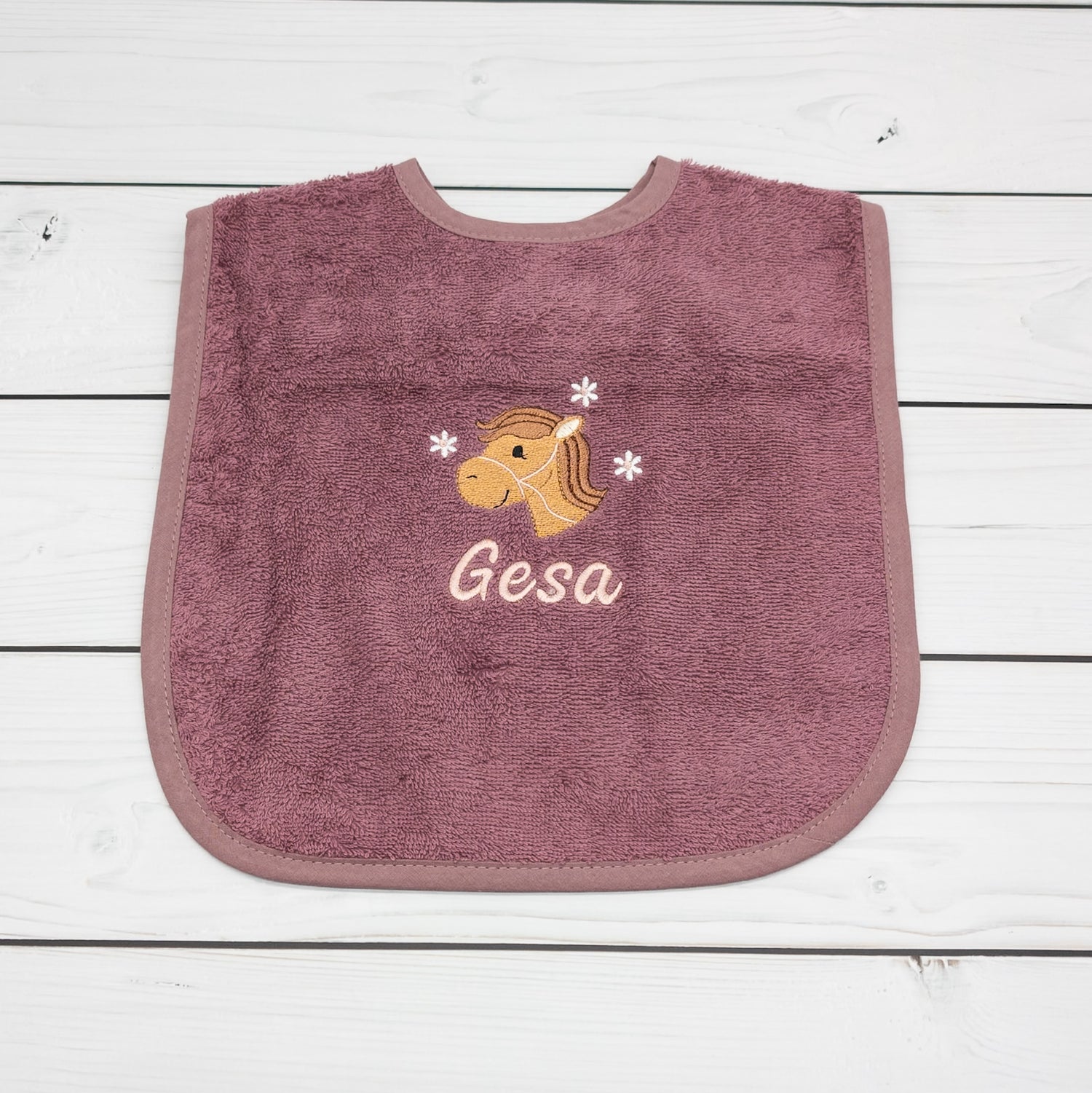 Lätzchen aus Frottee mit Pferd und Name personalisiert - praktisch und süß für jeden Tag