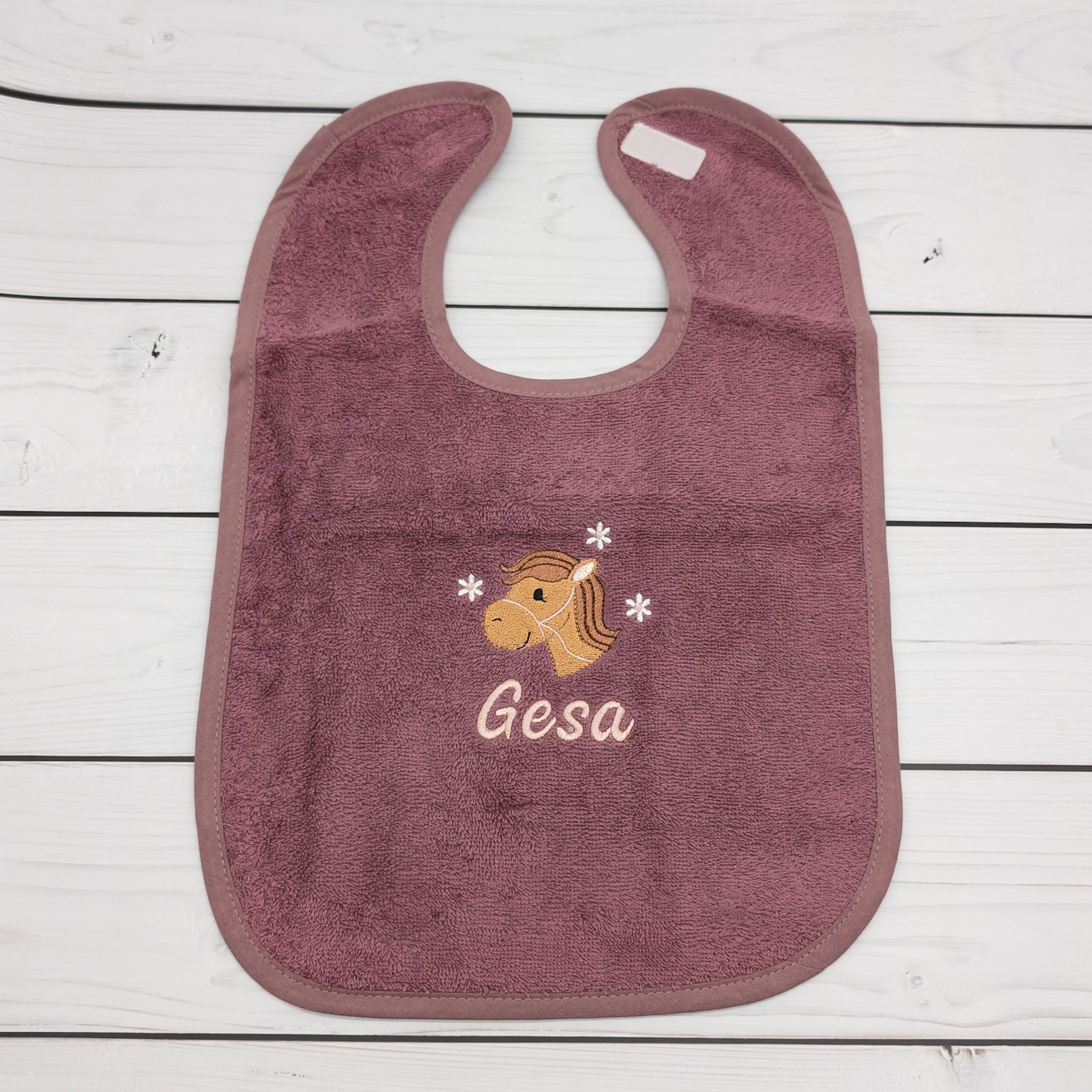 Lätzchen aus Frottee mit Pferd und Name personalisiert - praktisch und süß für jeden Tag