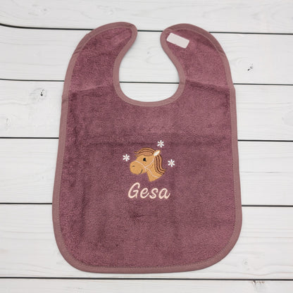 Lätzchen aus Frottee mit Pferd und Name personalisiert - praktisch und süß für jeden Tag