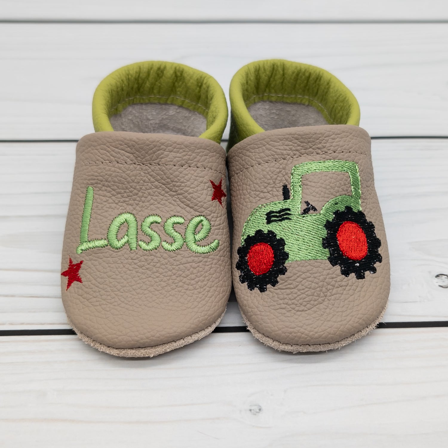 Krabbelschuhe in camel braun mit Traktor und Name bestickt aus Echtleder