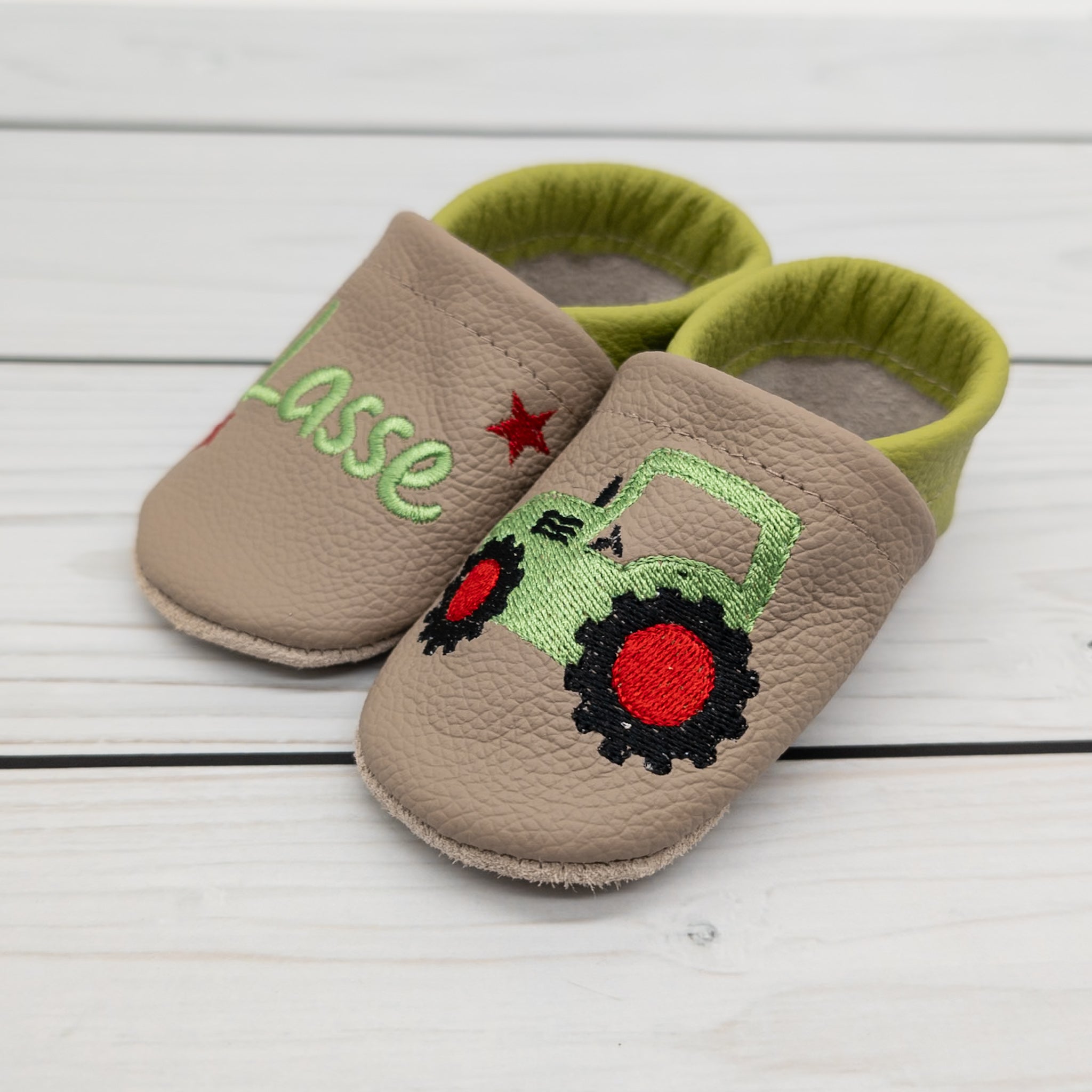 Krabbelschuhe in camel braun mit Traktor und Name bestickt aus Echtleder